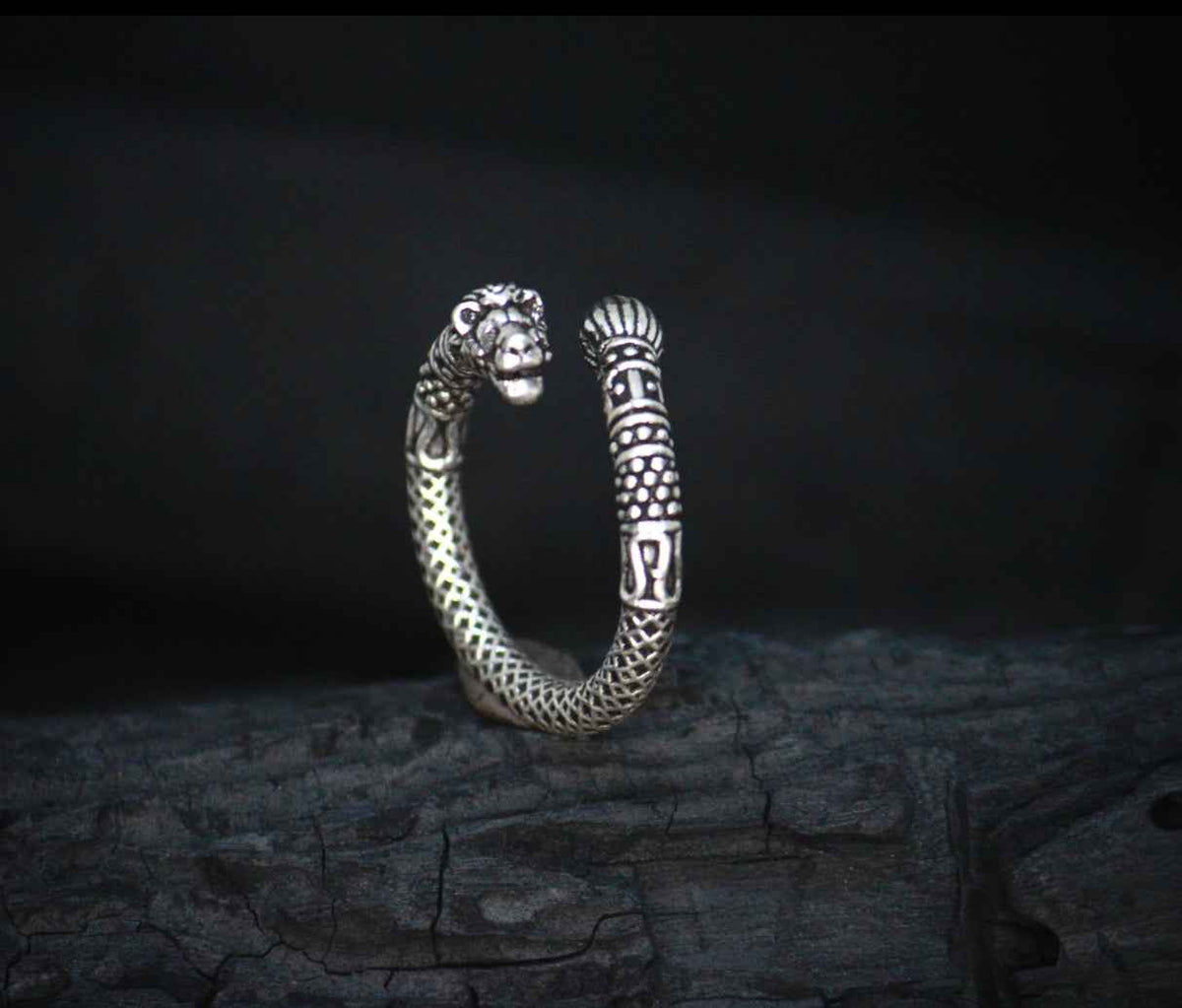 Silver thumb lion ring