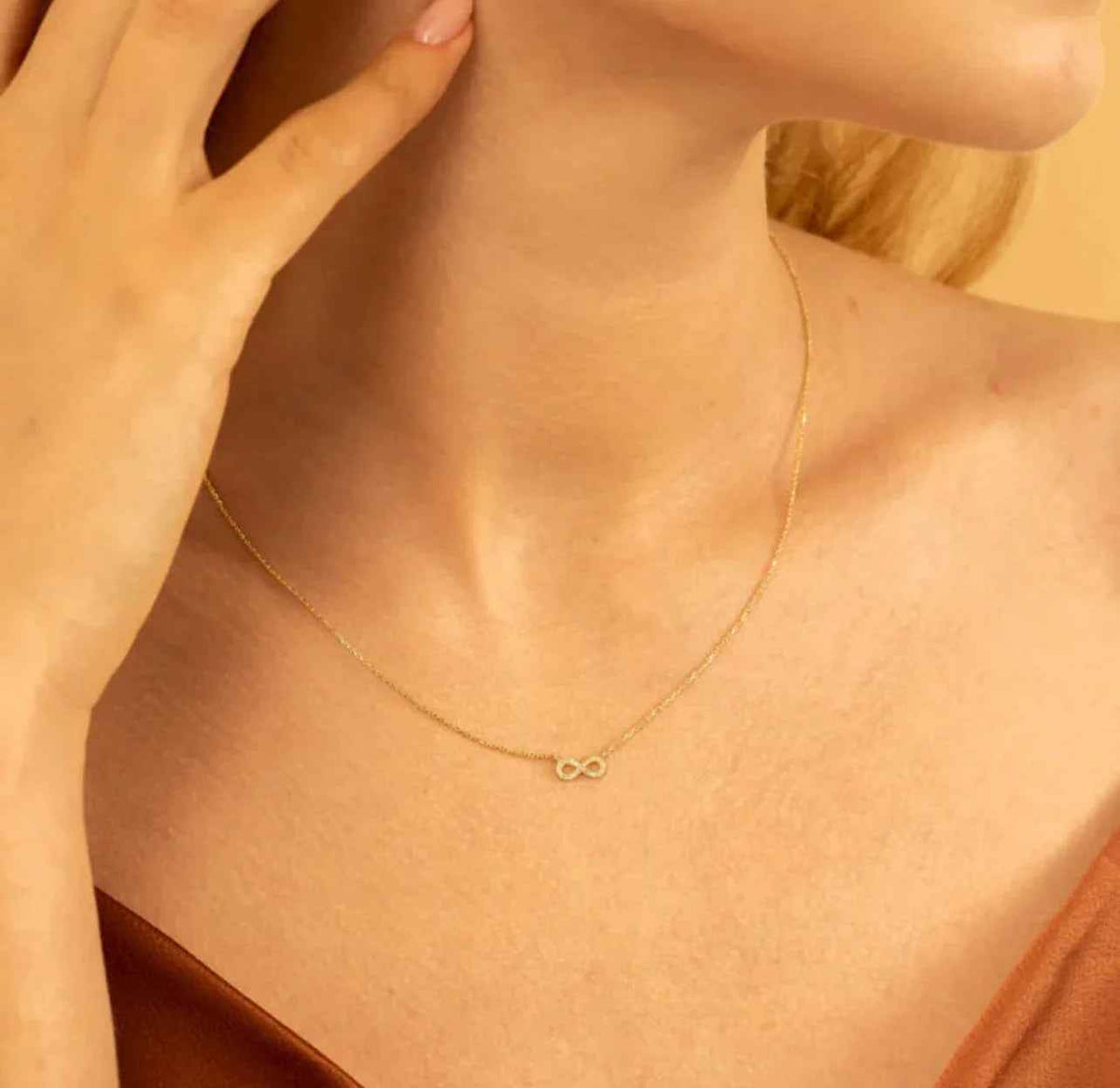Timeless elegance: 925 silver infinity necklace