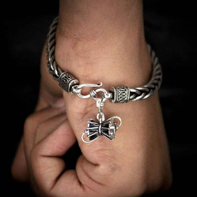 Stylish silver bracelet with damru pendent