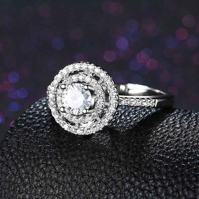 Stunning round diamond silver ring