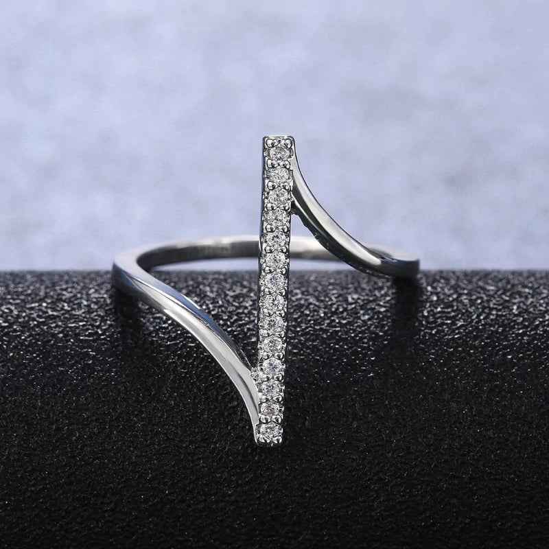 Unique fashionable diamond ring