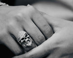 Load image into Gallery viewer, Silver Skull Ring With Sigar
