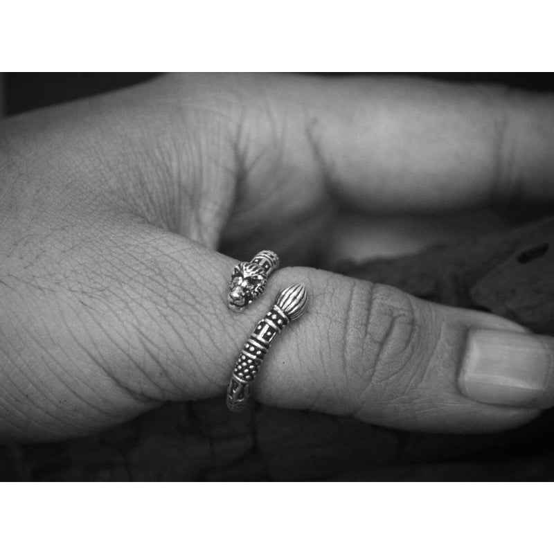 Silver thumb lion ring